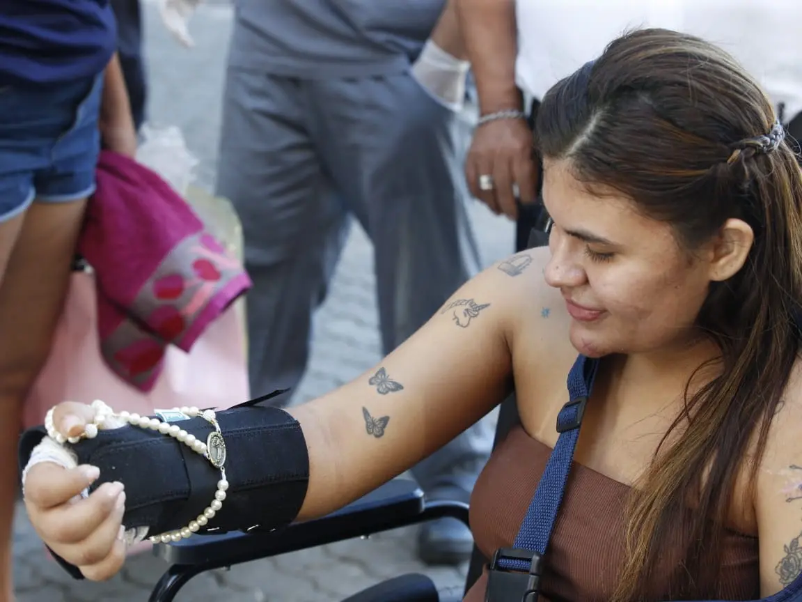 SEGURANÇA – Ana Clara, jovem que teve mãos reimplantadas após ataque com foice, recebe alta do hospital