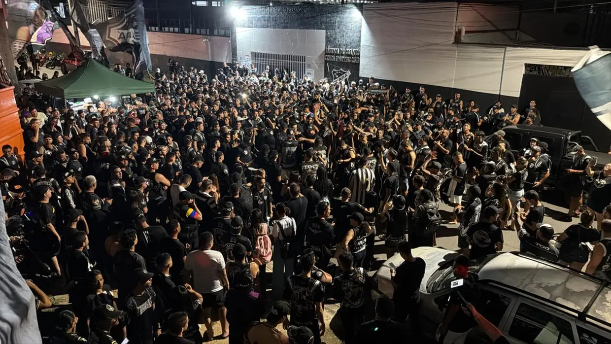FUTEBOL – Torcedores do Ceará protestam por má fase e pedem saída do presidente