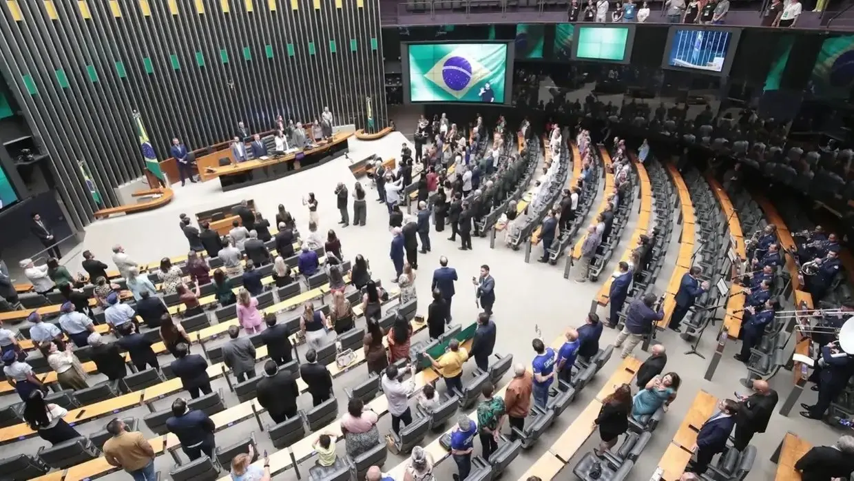 NEGÓCIOS – Comissão da Câmara aprova texto-base da PEC pelo fim da escala 6×1