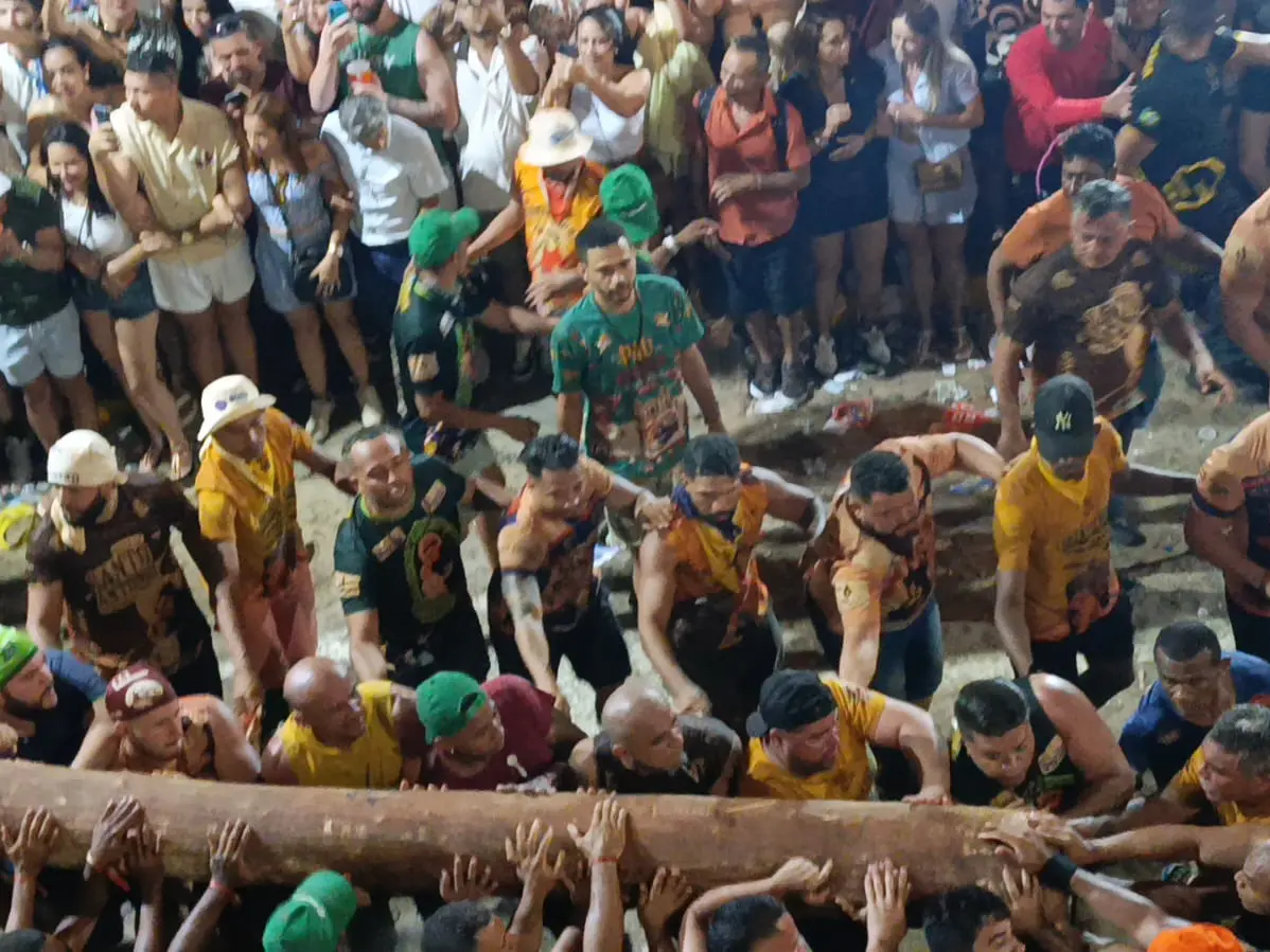 TRADIÇÃO – Pau da Bandeira leva multidão a Barbalha na 98ª edição da festa