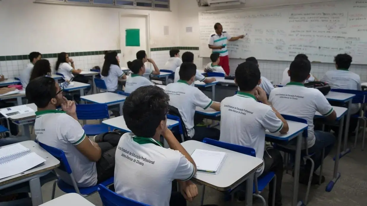 EDUCAÇÃO – Cerca de 7.300 professores do Ceará são promovidos sem titulação, anuncia Elmano