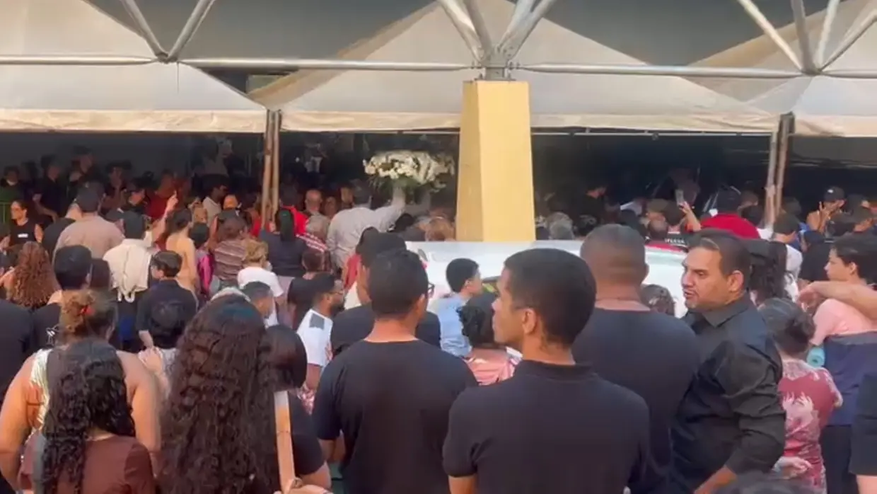 COMOÇÃO – Ao som de ‘Amigos para Sempre’, cortejo por ruas de Juazeiro homenageia atletas mortos em acidente no CE