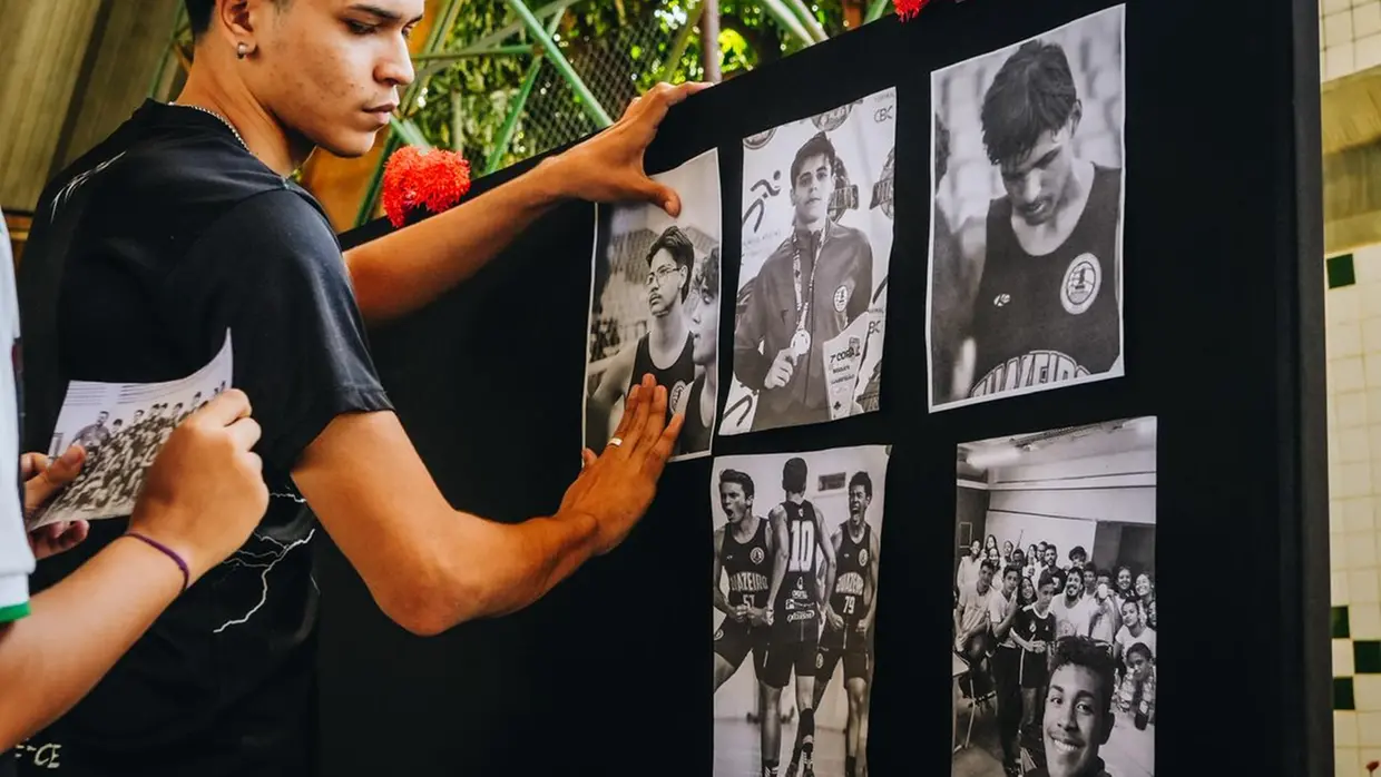 HOMENAGEM – Com fotos na quadra de basquete, escola de Juazeiro homenageia jovens mortos em acidente de ônibus