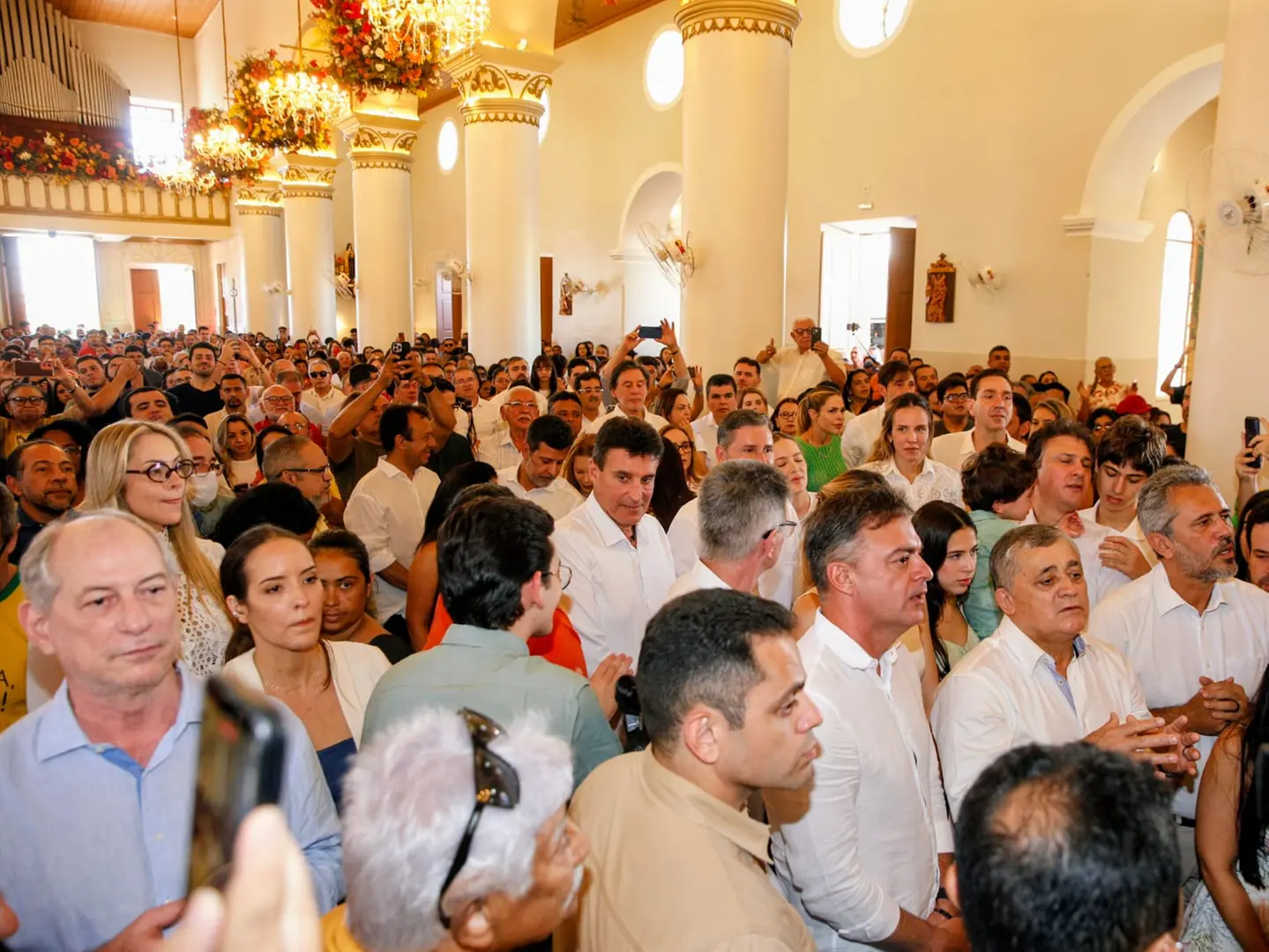 POLÍTICA – Missa de Santo Antônio, em Barbalha, tem Elmano e Ciro com aliados em lados opostos