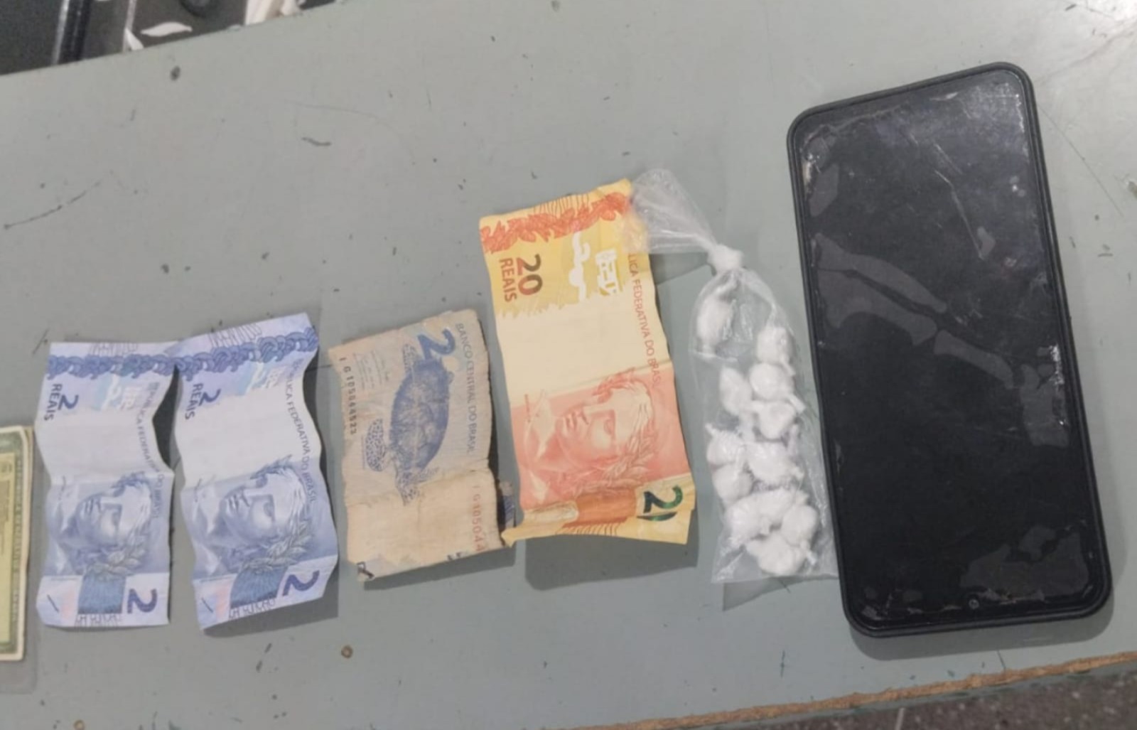 POLÍCIA – Tráfico na calçada da igreja: adolescente é apreendido com cocaína em praça de Lagoa do Mato