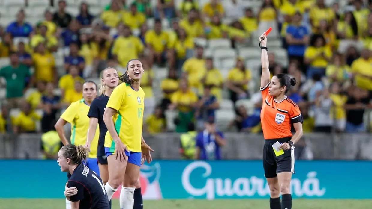 FUTEBOL – Em jogo marcado por expulsões, Brasil perde para Estados Unidos no Castelão