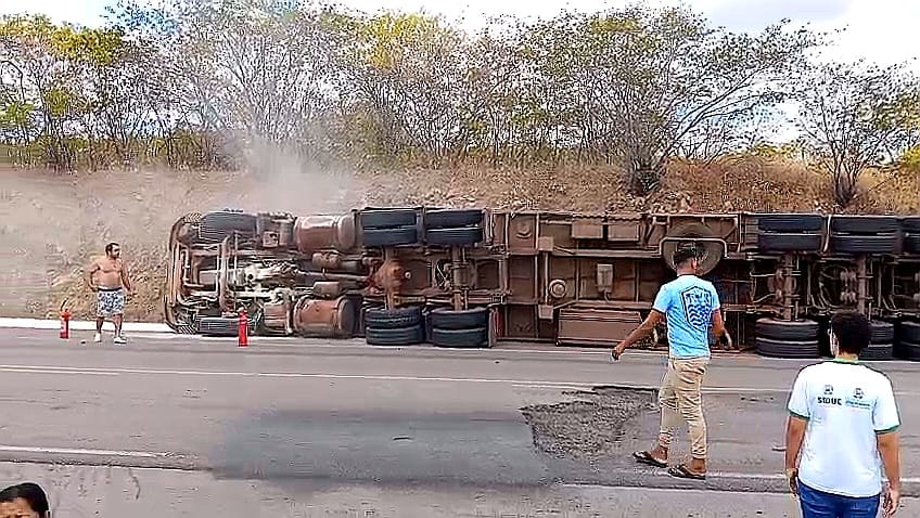 ACIDENTE – Carreta carregada de móveis tomba na BR-020, próximo à comunidade de Anfuê, em Boa Viagem