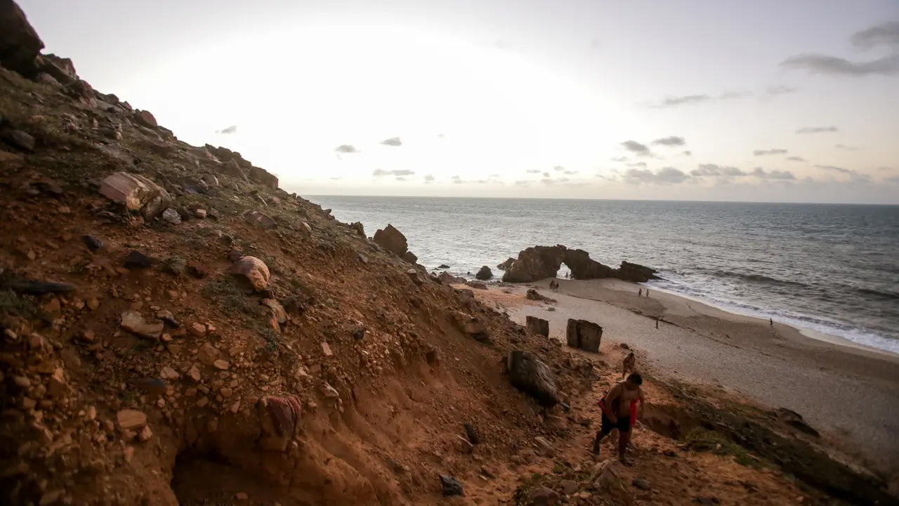 CEARÁ – Jericoacoara encolhe e mar avança, em média, 10 metros por ano sobre praia