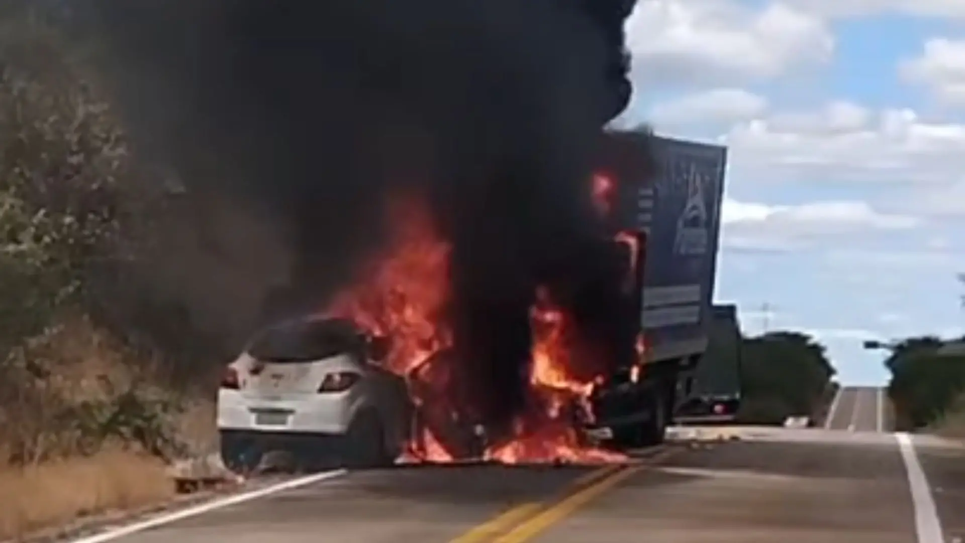 REGIONAL – Casal de servidores morre carbonizado na rodovia onde ônibus com time de basquete tombou, em Tauá