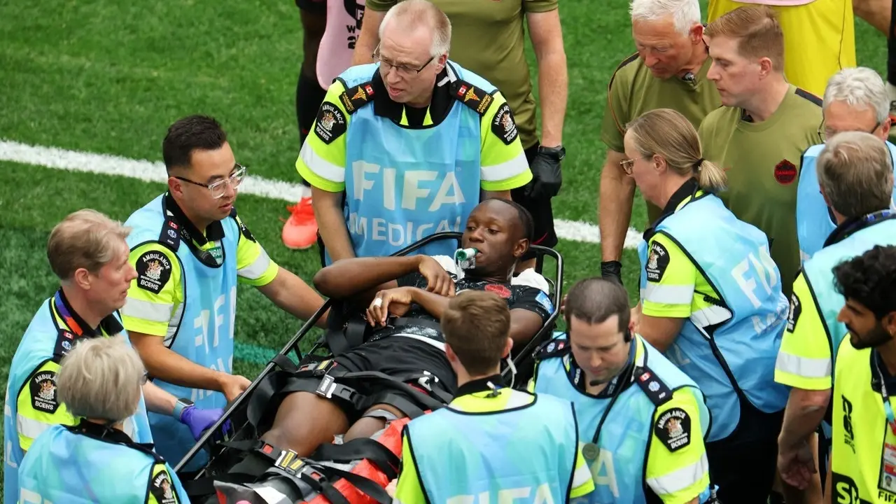 FUTEBOL – Koné, do Canadá, tem perna quebrada em lance com Madibo, do Catar, que é expulso