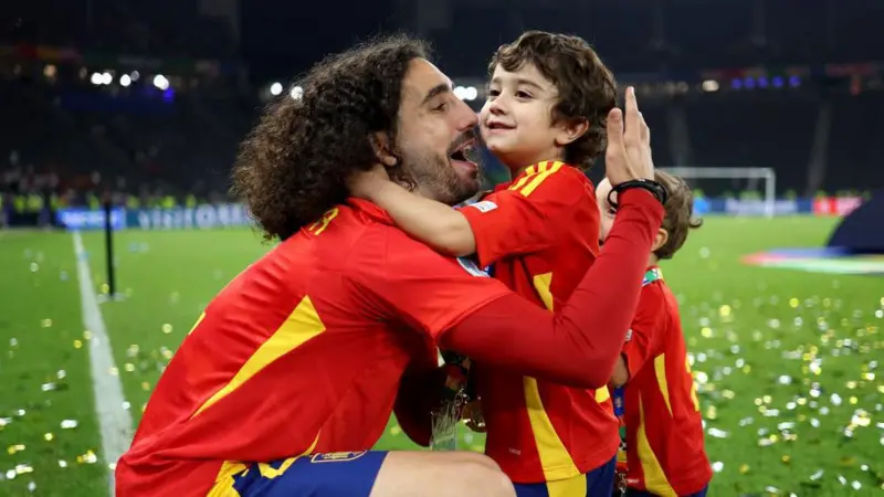 FAMOSOS – ‘Às vezes não sei como ajudá-lo’: como diagnóstico de autismo do filho mudou a vida de Cucurella, da seleção espanhola
