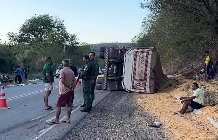 BOA VIAGEM – Carreta com carga de milho, tomba na BR-020, em Boa Viagem, devido a trecho com buracos
