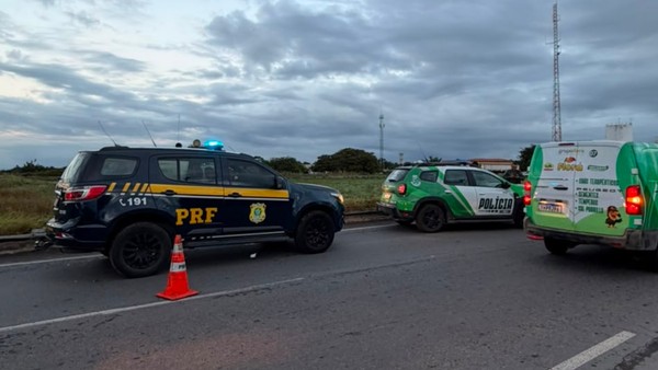 REGIONAL – Motociclista bate em barreira de proteção, cai na pista e morre atropelado por carreta no Ceará