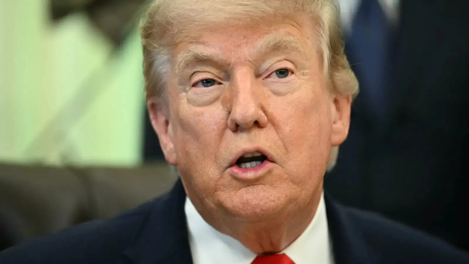 MUNDO – Trump critica árbitro brasileiro e confirma que pediu à Fifa para revisar cartão vermelho