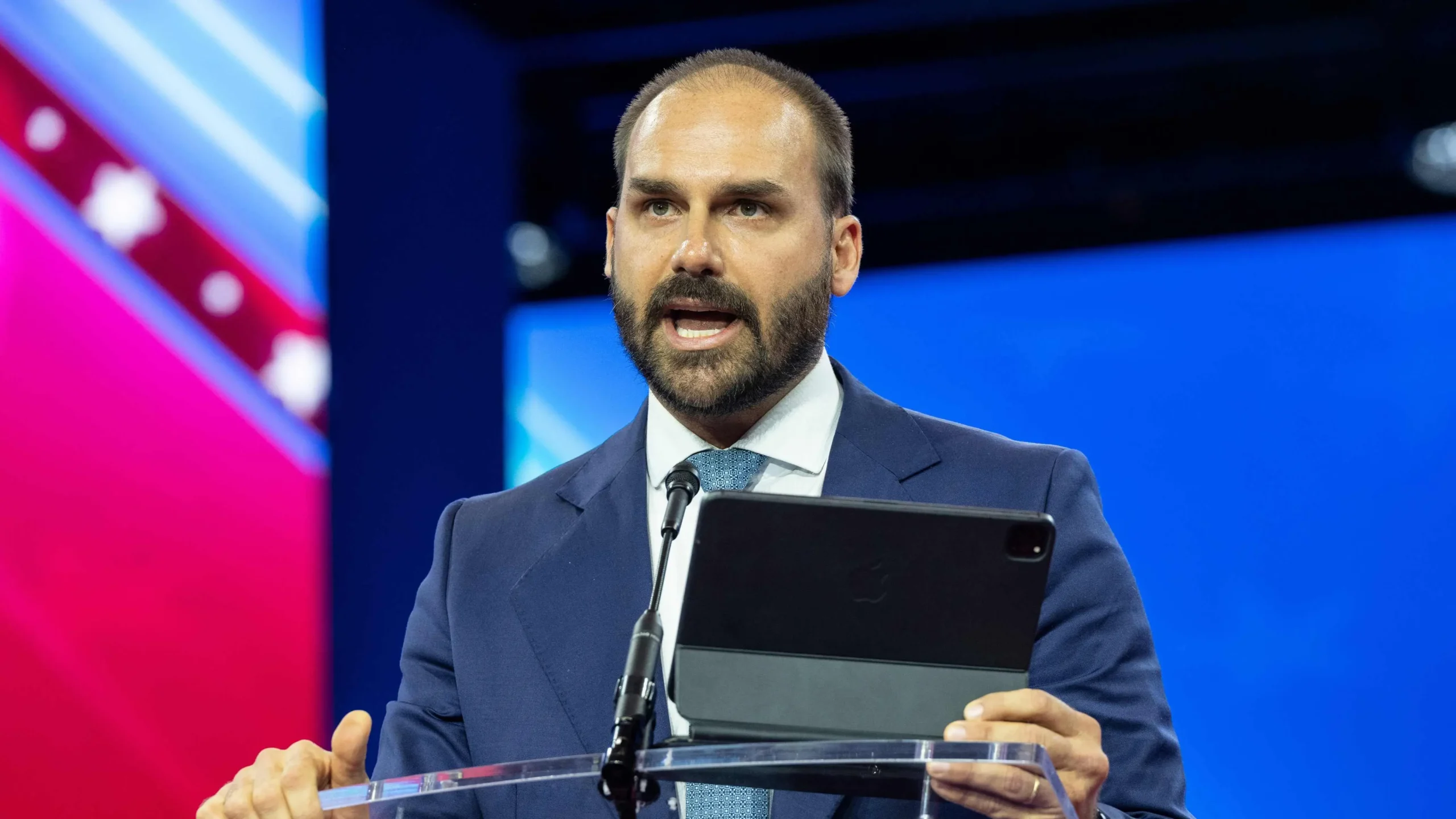 POLÍTICA – Eduardo Bolsonaro tem green card aprovado pelo governo de Donald Trump