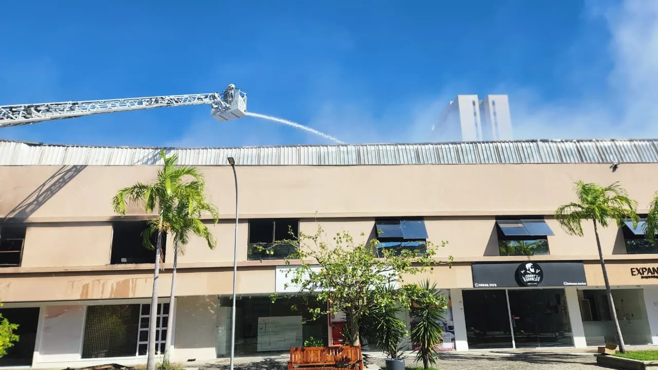 URGENTE – Incêndio de grandes proporções atinge shopping na Av. Luciano Carneiro, em Fortaleza