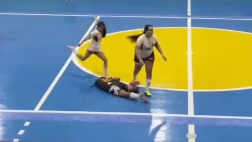 ESPORTE – Jogadora suspensa após chutar cabeça de adversária em campeonato de futsal: veja o que se sabe sobre o caso