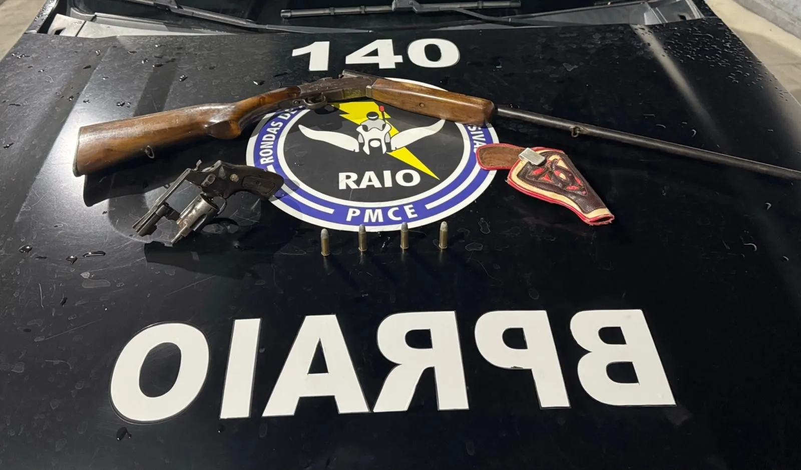 REGIONAL – Homem é preso após ameaçar companheira e manter armas de fogo em casa, na zona rural de Tamboril