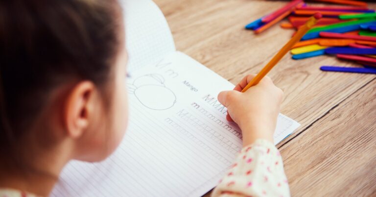 EDUCAÇÃO – Justiça multa pais que mantiveram criança com síndrome de Down fora da escola e reforça direito à educação inclusiva