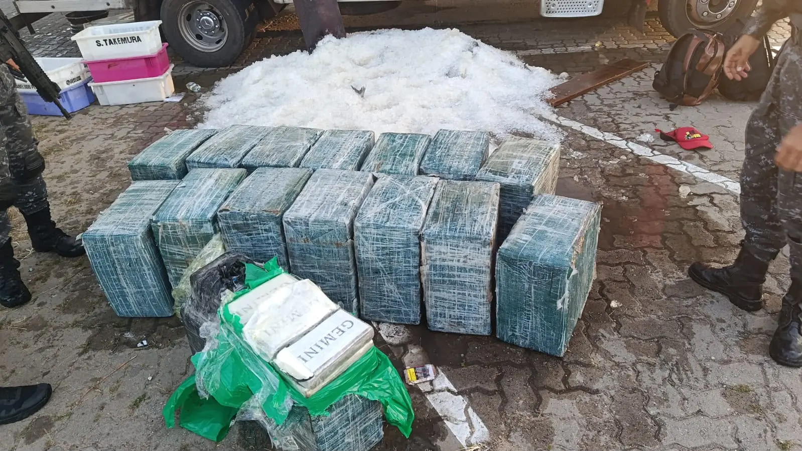 SEGURANÇA – PMCE e PF apreendem uma tonelada de cocaína escondida em carga de peixes em Paracuru