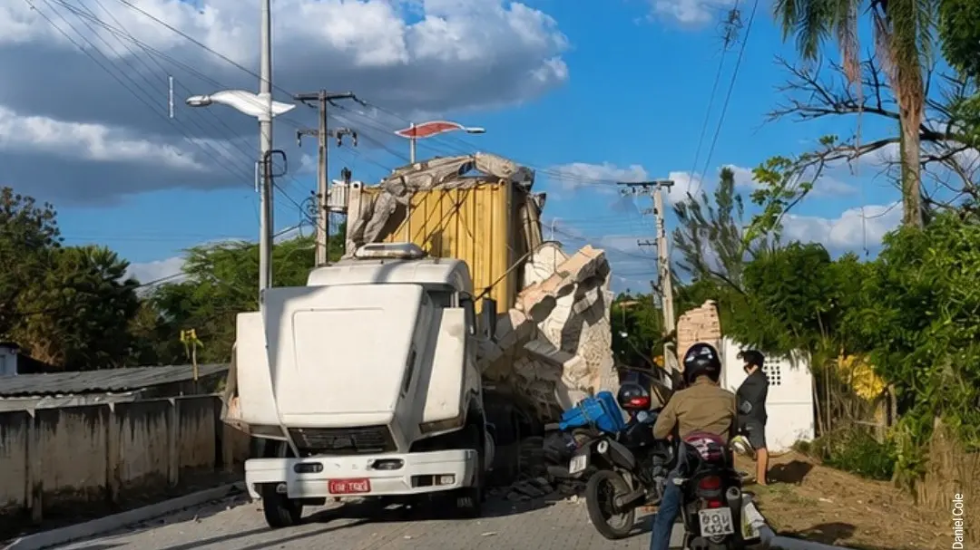 REGIONAL – Arco histórico de acesso ao açude Cedro é destruído por caminhão em Quixadá