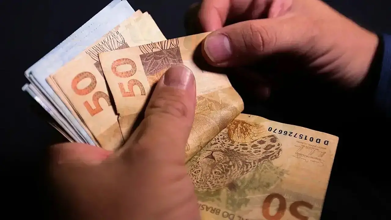 ECONOMIA – Salário mínimo deverá subir para R$ 1.741 em 2027, diz ministro