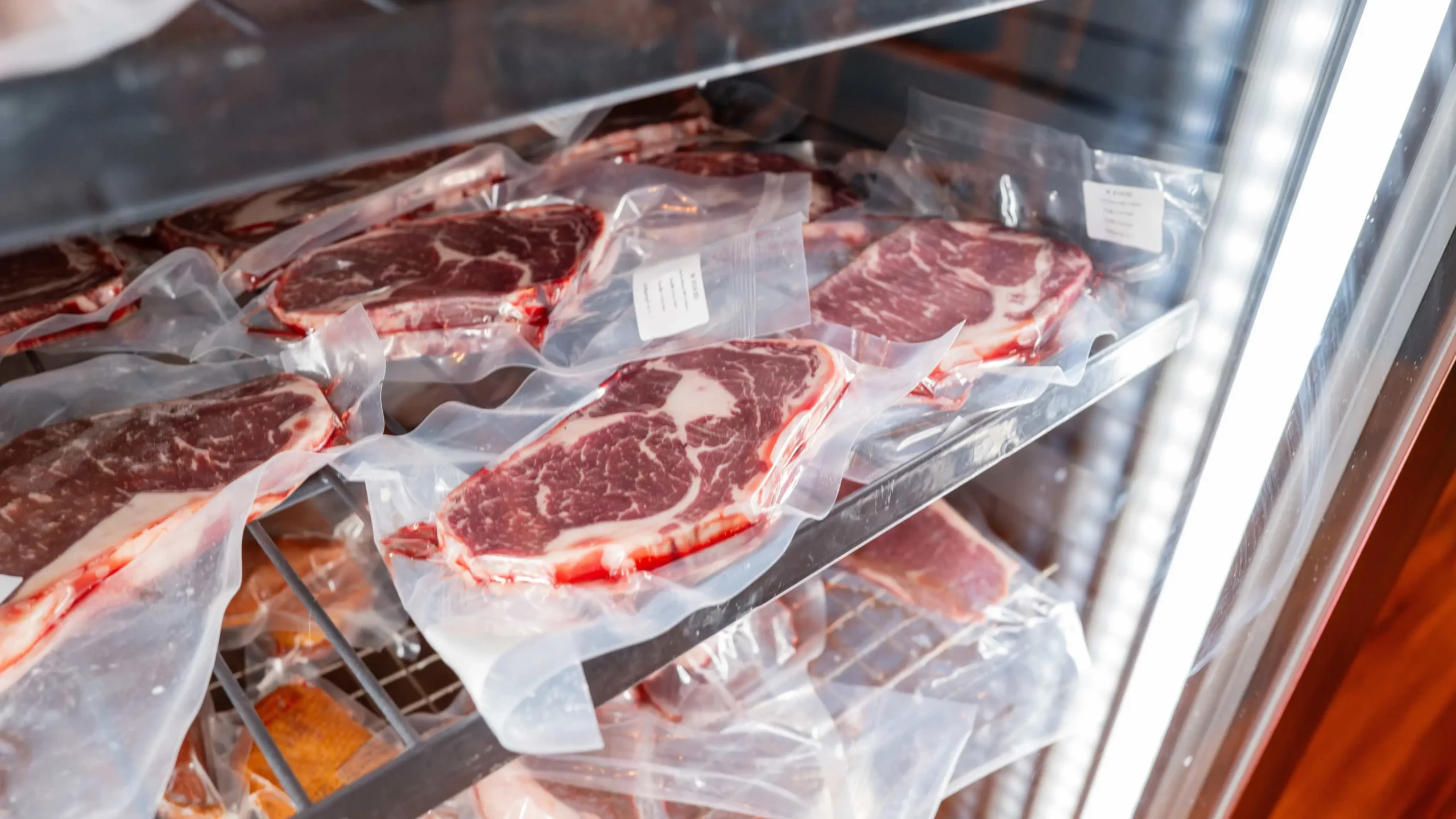 POLÍCIA – Homem furta carne de supermercado e é condenado a pagar R$ 600 em SP