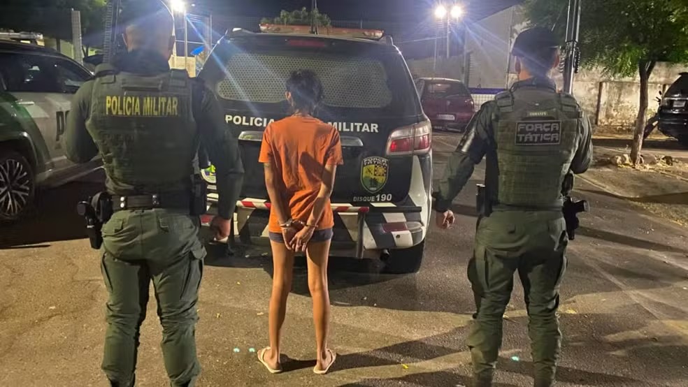 POLÍCIA – Mulher é presa por tentar matar policial com golpe de gargalo de garrafa no pescoço, no Ceará