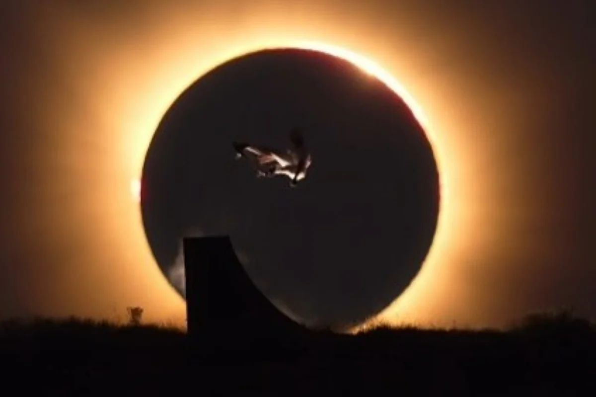 ESPORTES – Skatista olímpico salta durante eclipse solar e imagem impressiona. Vídeo