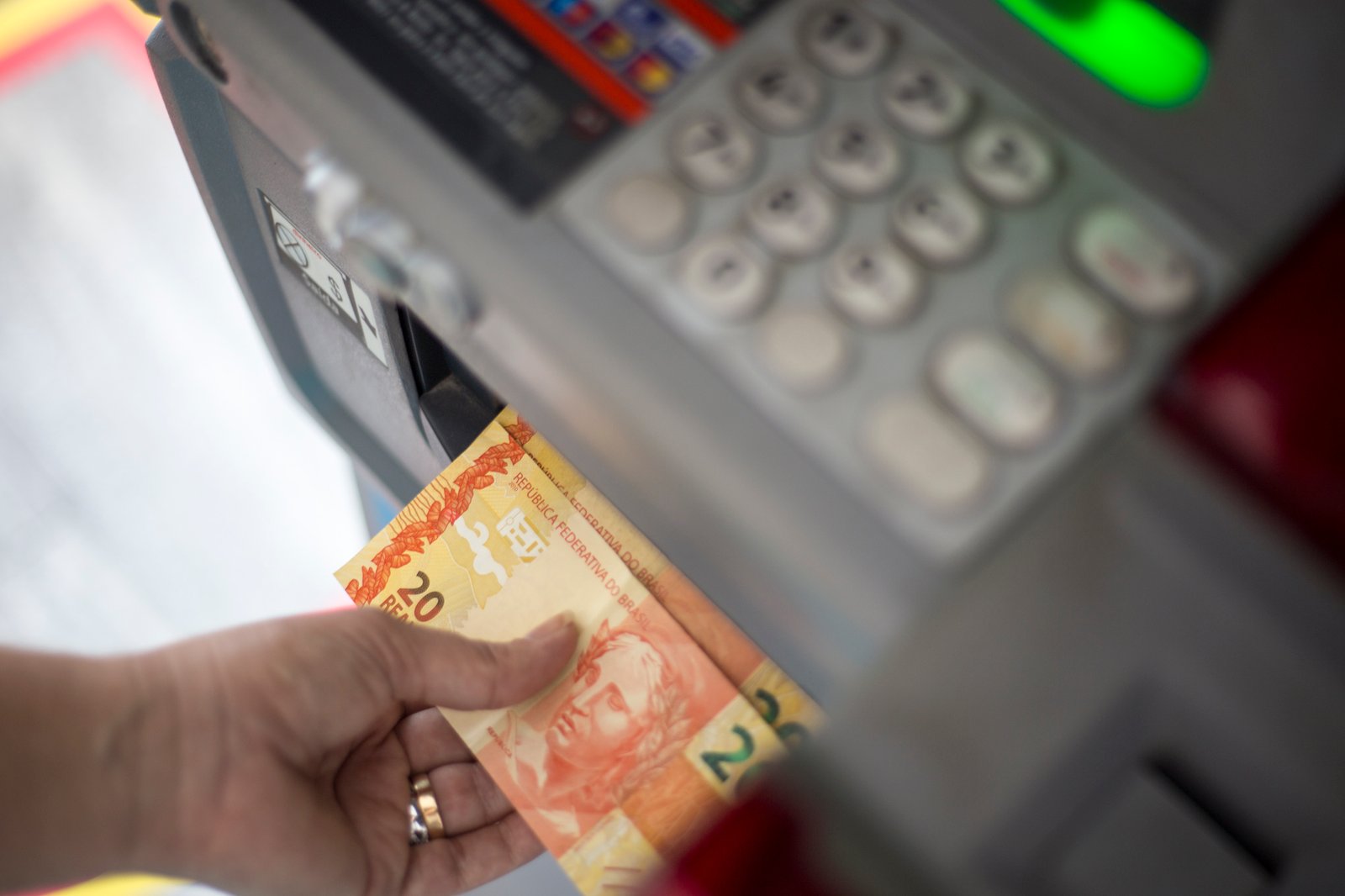 ECONOMIA – Governo propõe salário mínimo de R$ 1.741 em 2027, com aumento de 7,4%
