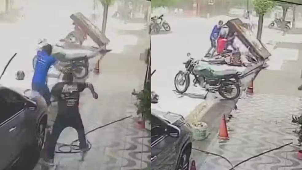 CEARÁ – Capacete parte ao meio após rajada de vento derrubar placa sobre motociclista no Ceará; vídeo