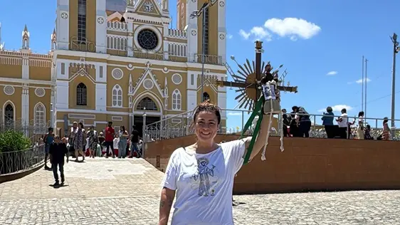 CEARÁ – Cearense caminha 100 km até Canindé após promessa para cachorrinha idosa sair viva de cirurgia