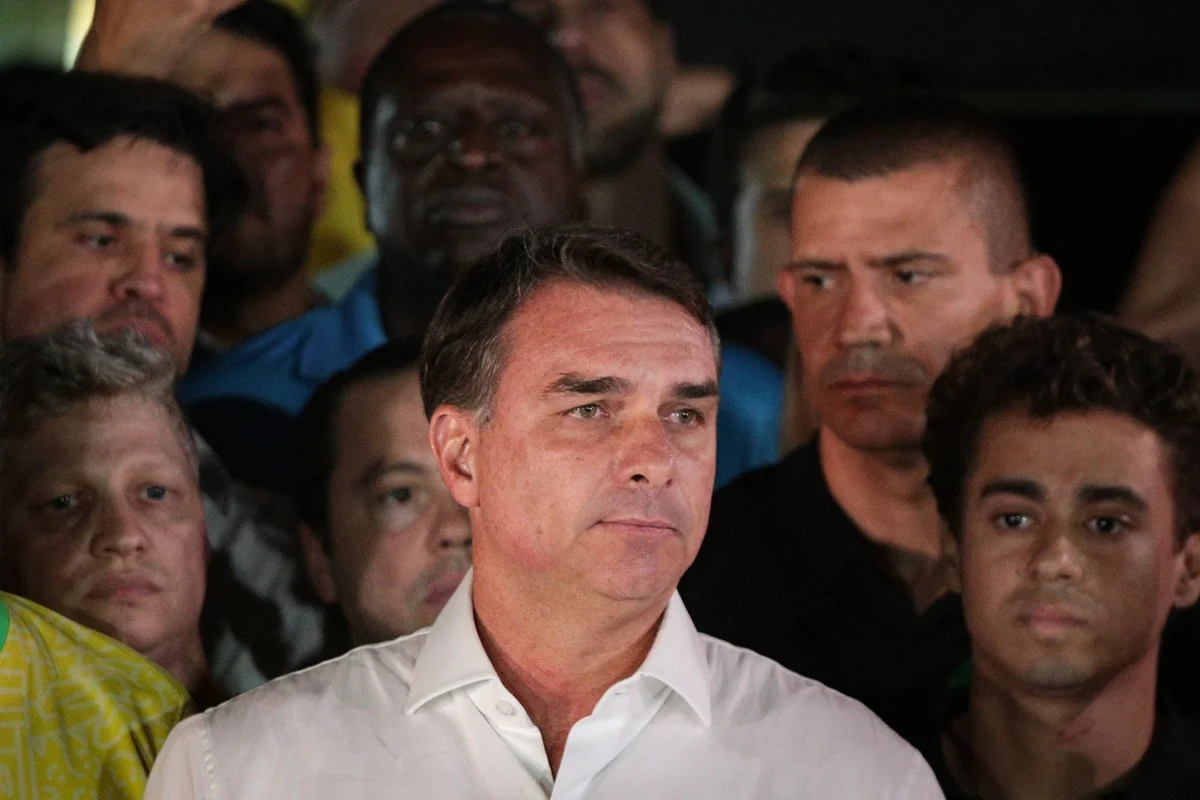 POLÍTICA – Aliados e advogados tentam falar com Flávio, mas não conseguem contato