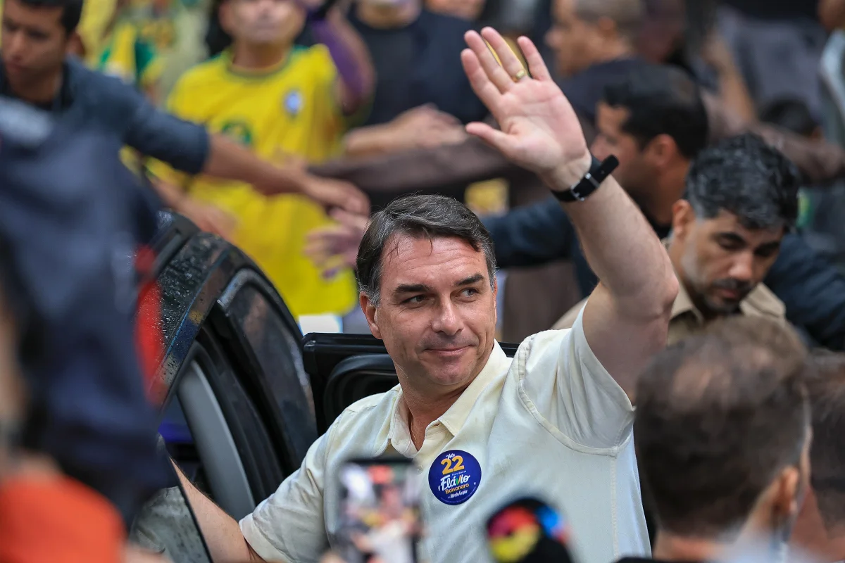 POLÍTICA – Flávio fugiu com a família para os EUA e pedirá asilo político a Trump