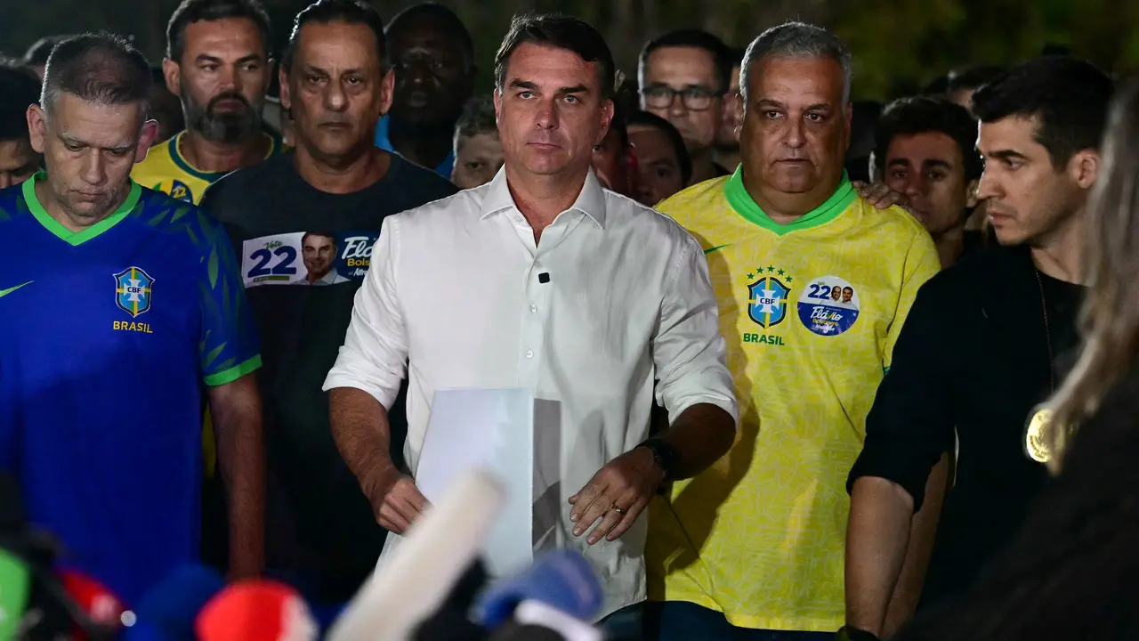 POLÍTICA – Voo de Flávio Bolsonaro e família deixa Equador com destino a Miami, nos EUA
