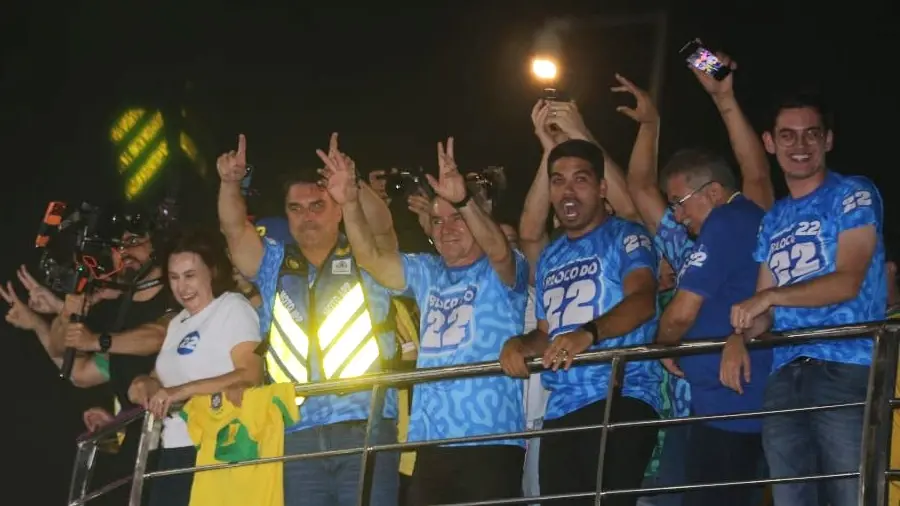 ELEIÇÕES 2026 – “Livrai-nos do PT, Amém”: Alcides puxa Pai Nosso em ato de Flávio Bolsonaro em Fortaleza